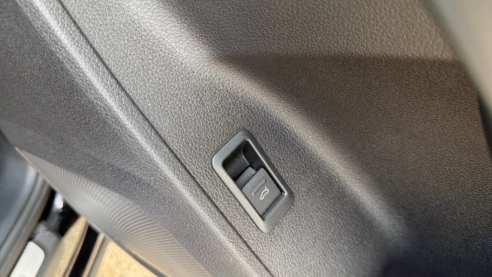 Audi Q3 35 TFSI S Line 5dr S Tronic Petrol Estate - Image 37
