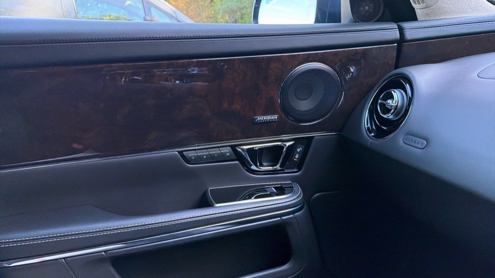 Jaguar XJ 3.0d V6 XJ50 4dr Auto Diesel Saloon - Image 17