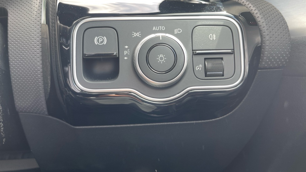 Mercedes-Benz CLA 180 AMG Line Executive 4dr Tip Auto Petrol Saloon - Image 36