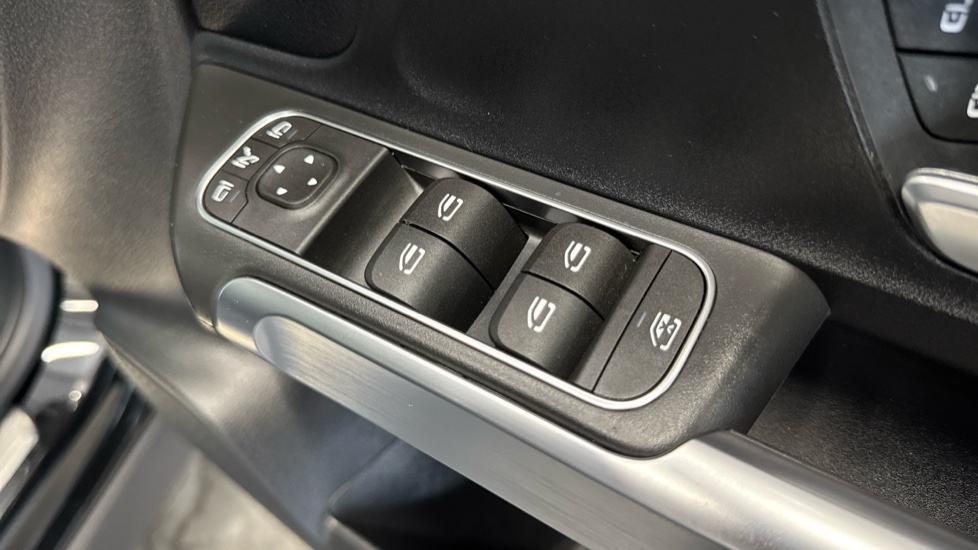 Mercedes-Benz GLB 200 Sport Executive 5dr 7G-Tronic Petrol Estate - Image 27