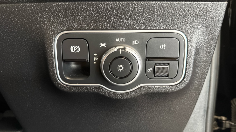 Mercedes-Benz GLB 200 Sport Executive 5dr 7G-Tronic Petrol Estate - Image 30