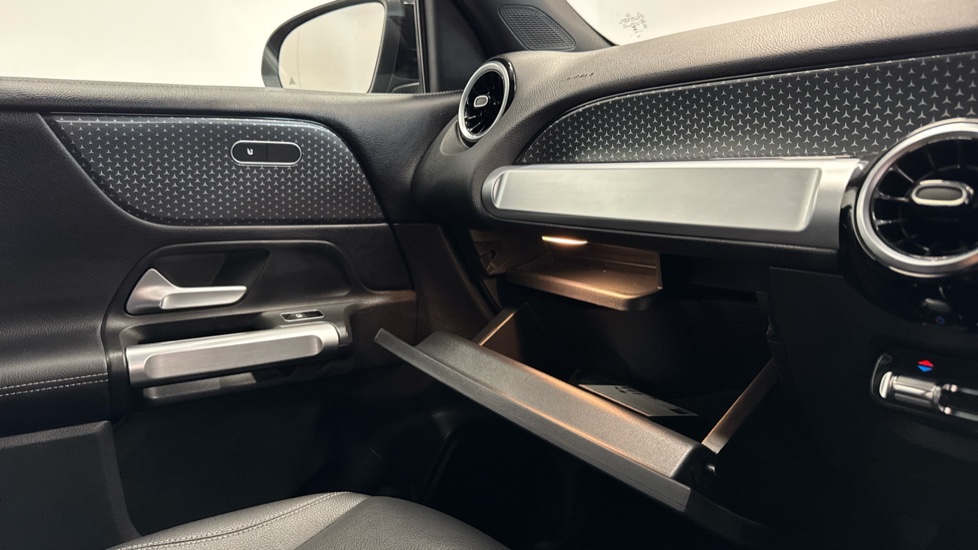 Mercedes-Benz GLB 200 Sport Executive 5dr 7G-Tronic Petrol Estate - Image 38