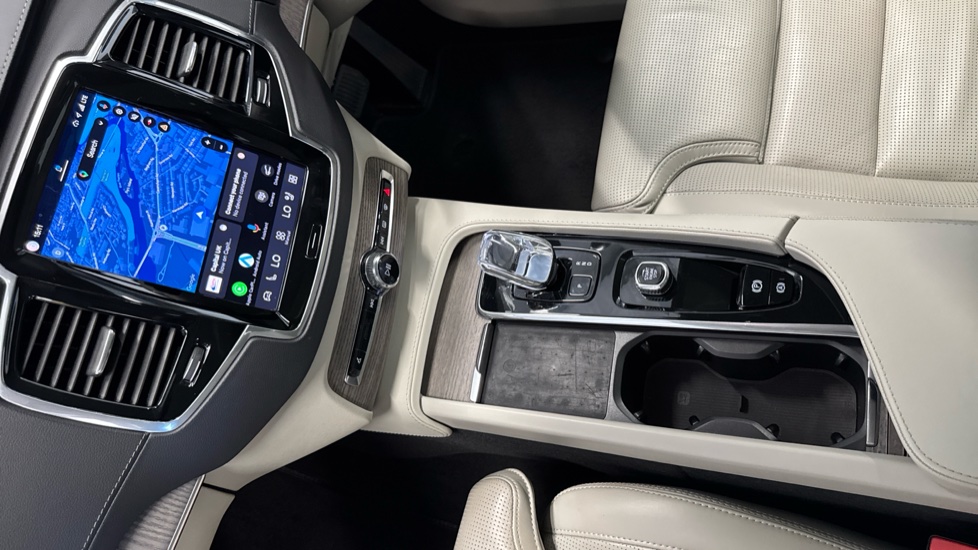 Volvo XC90 2.0 T8 [455] RC PHEV Ultimate Dark 5dr AWD Gtron Estate - Image 13
