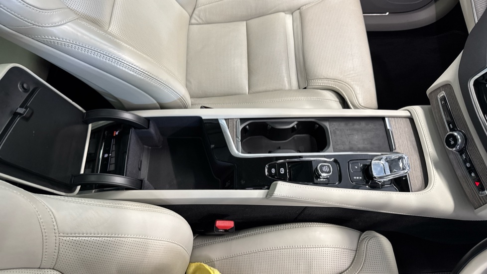 Volvo XC90 2.0 T8 [455] RC PHEV Ultimate Dark 5dr AWD Gtron Estate - Image 30