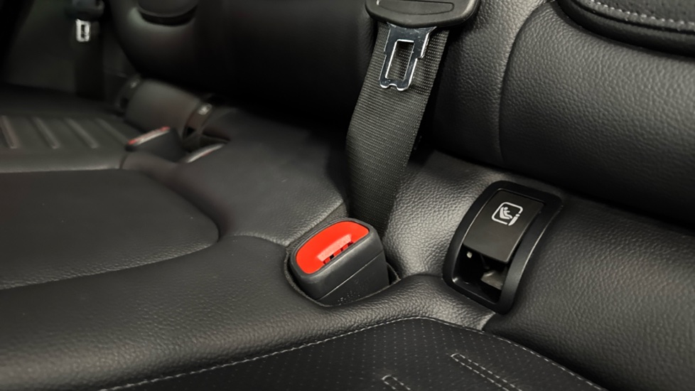 Mercedes-Benz GLC 220d 4Matic AMG Line Premium 5dr 9G-Tronic Diesel Estate - Image 17