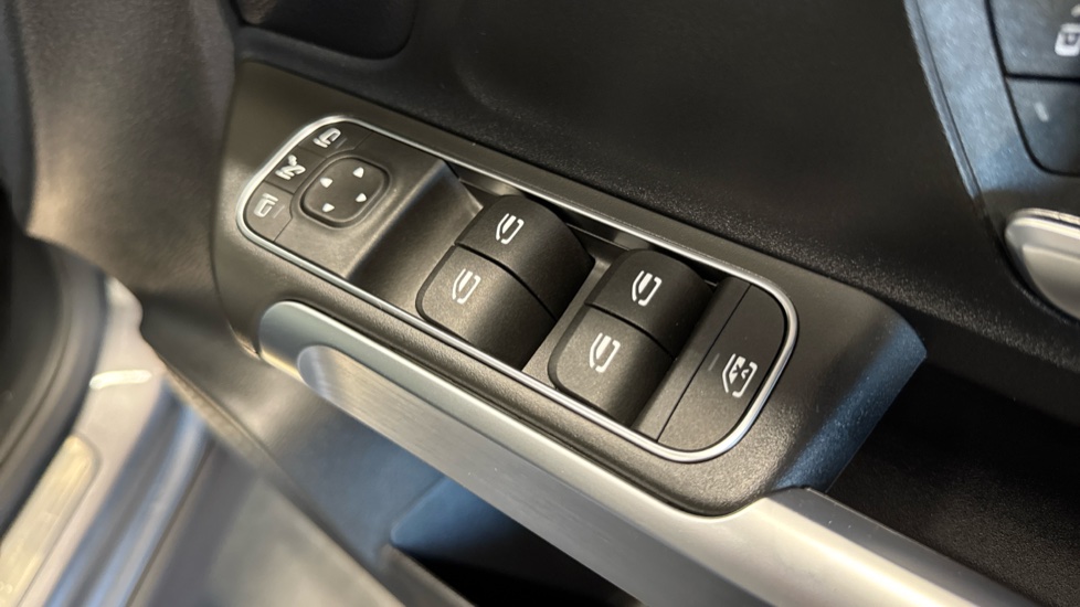 Mercedes-Benz GLB 200 Sport Executive 5dr 7G-Tronic Petrol Estate - Image 27