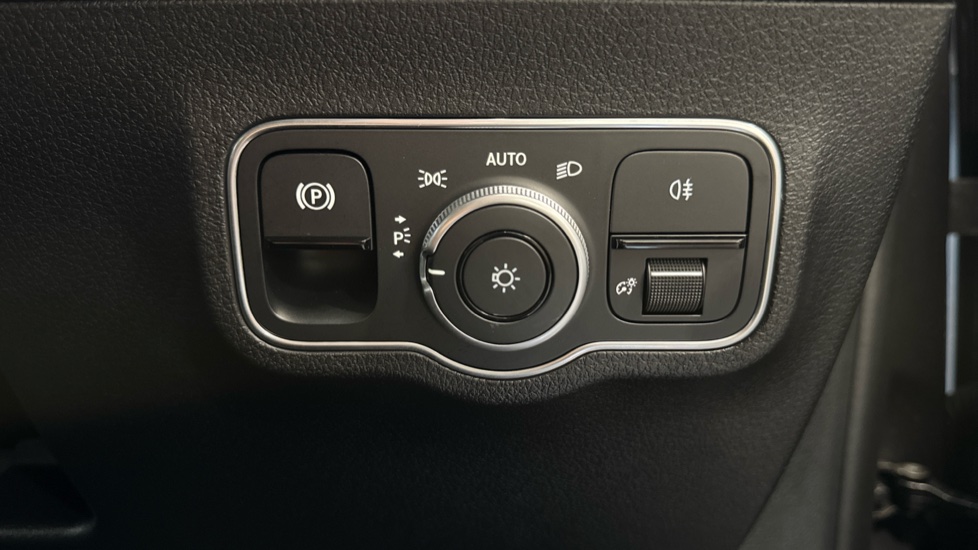 Mercedes-Benz GLB 200 Sport Executive 5dr 7G-Tronic Petrol Estate - Image 29