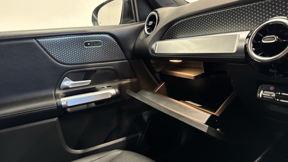 Mercedes-Benz GLB 200 Sport Executive 5dr 7G-Tronic Petrol Estate - Image 37