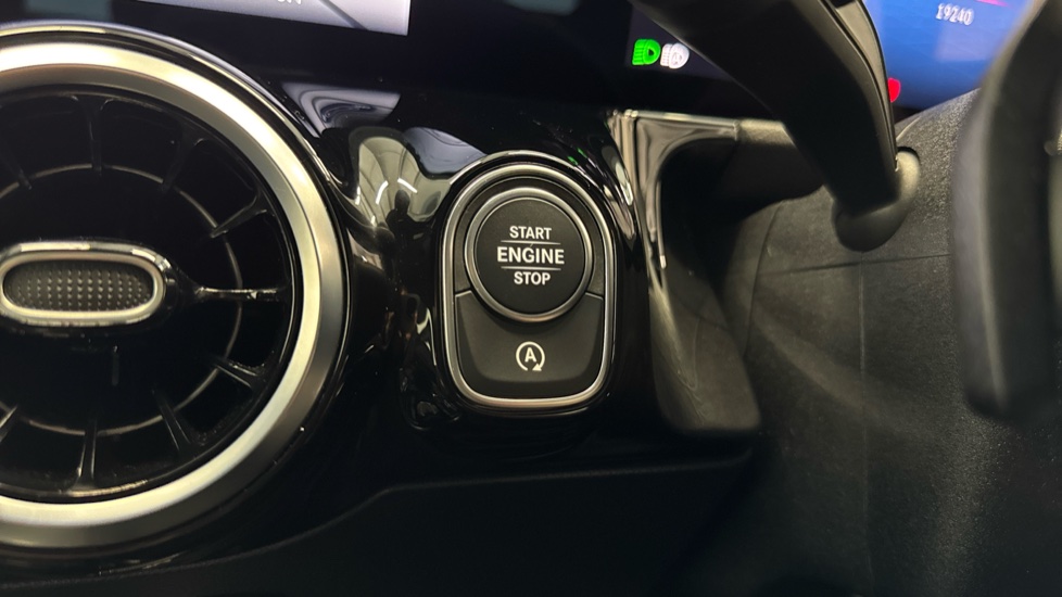 Mercedes-Benz GLA 200 Sport Executive 5dr Auto Petrol Hatchback - Image 33