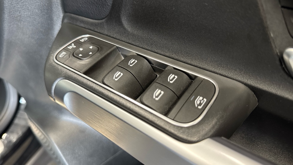 Mercedes-Benz GLB 200 Sport Executive 5dr 7G-Tronic Petrol Estate - Image 26