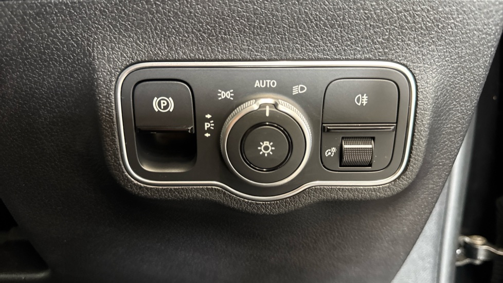 Mercedes-Benz GLB 200 Sport Executive 5dr 7G-Tronic Petrol Estate - Image 29