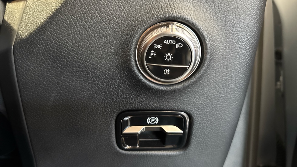 Mercedes-Benz GLC 300e 4Matic AMG Line Prem Plus 5dr 9G-Tronic Estate - Image 30