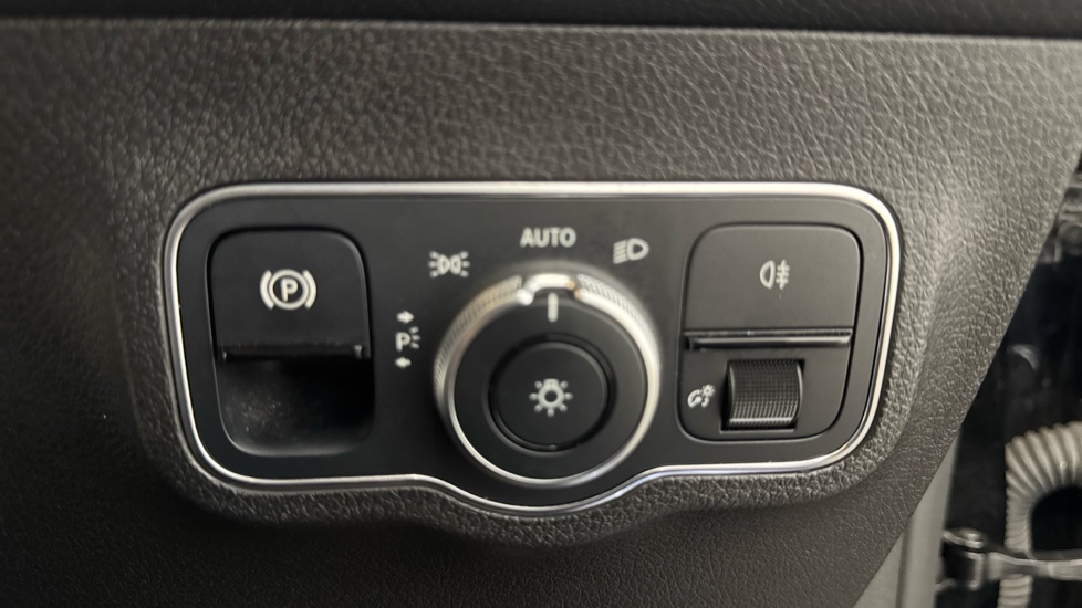 Mercedes-Benz GLB 200 AMG Line Premium Plus 5dr 7G-Tronic Petrol Estate - Image 22