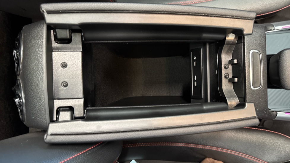 Mercedes-Benz GLB 200 AMG Line Premium Plus 5dr 7G-Tronic Petrol Estate - Image 29