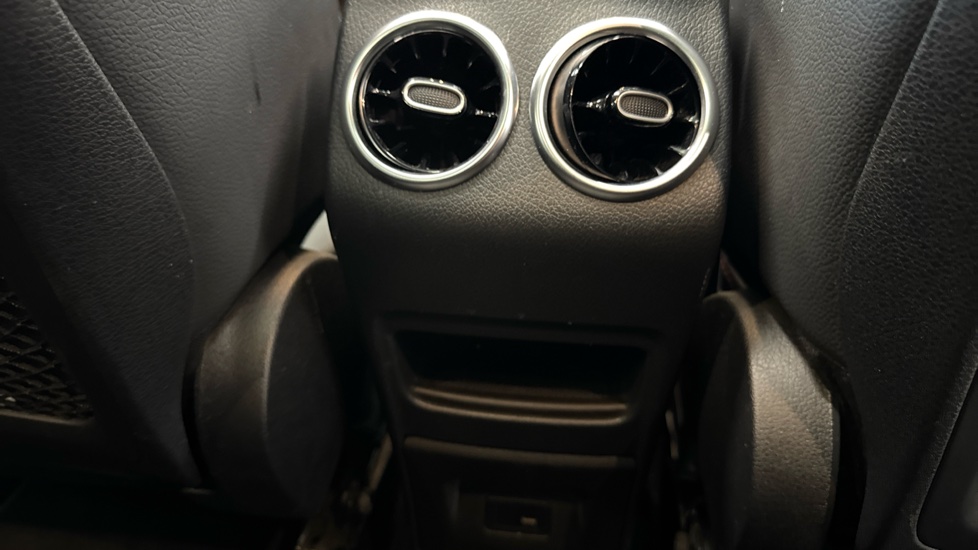 Mercedes-Benz GLB 200 AMG Line Premium Plus 5dr 7G-Tronic Petrol Estate - Image 31