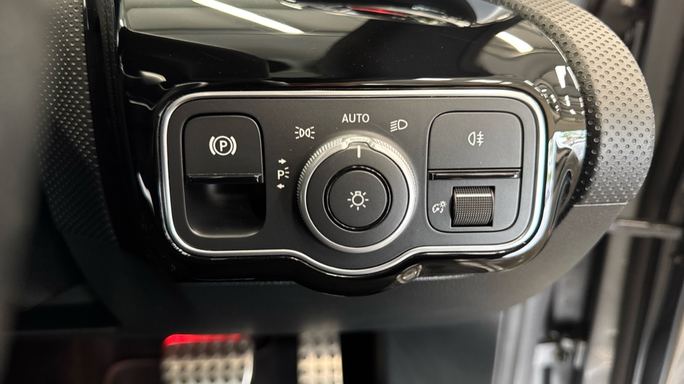 Mercedes-Benz CLA 180 AMG Line Executive 4dr Tip Auto Petrol Saloon - Image 27