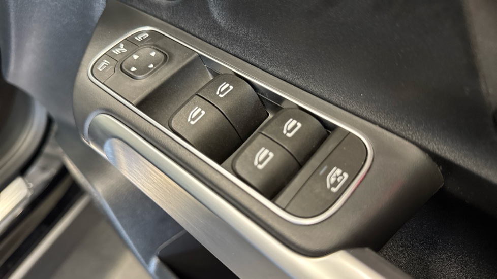 Mercedes-Benz GLB 200 AMG Line Premium Plus 5dr 7G-Tronic Petrol Estate - Image 26
