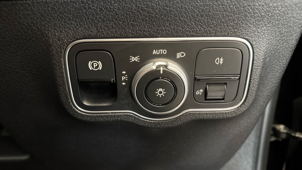 Mercedes-Benz GLB 200 AMG Line Premium Plus 5dr 7G-Tronic Petrol Estate - Image 29