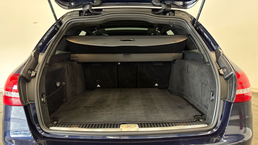 Mercedes-Benz C-Class C250d AMG Line Premium Plus 5dr 9G-Tronic Diesel Estate - Image 4