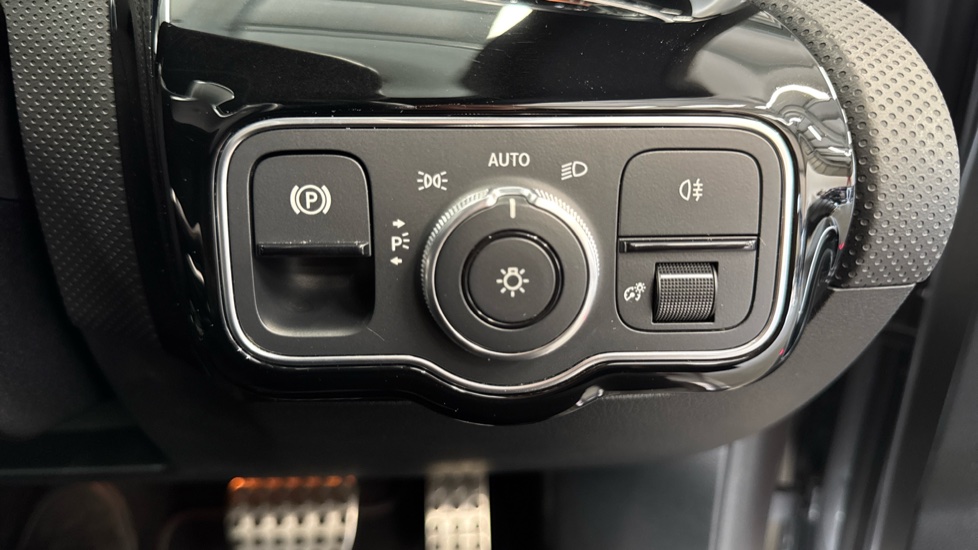Mercedes-Benz CLA 220d AMG Line Premium 4dr Tip Auto Diesel Saloon - Image 28