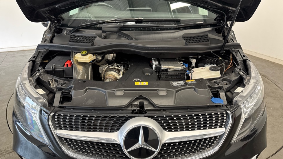 Mercedes-Benz V-Class V220 d AMG Line 5dr 9G-Tronic [Long] Diesel Estate - Image 8