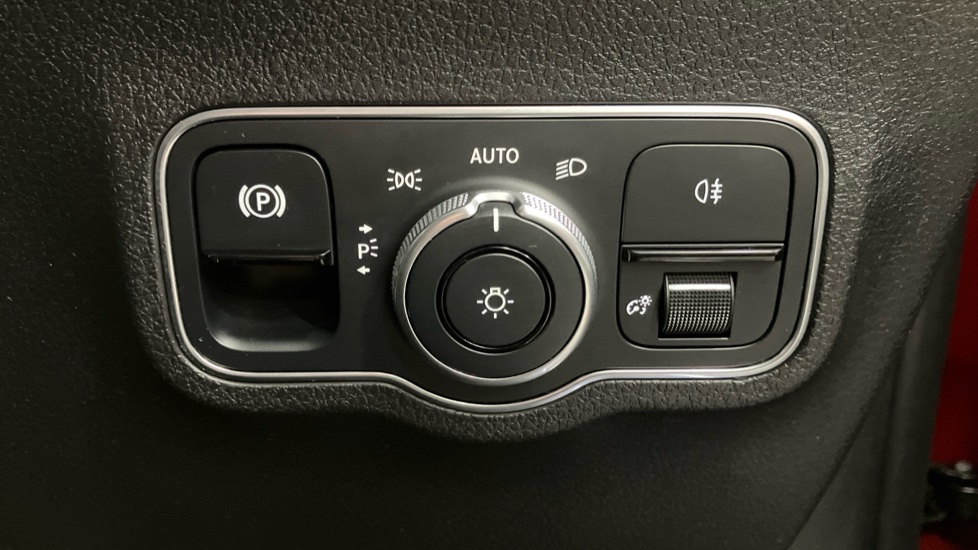 Mercedes-Benz GLB 220d 4Matic AMG Line Premium 5dr 8G-Tronic Diesel Estate - Image 28