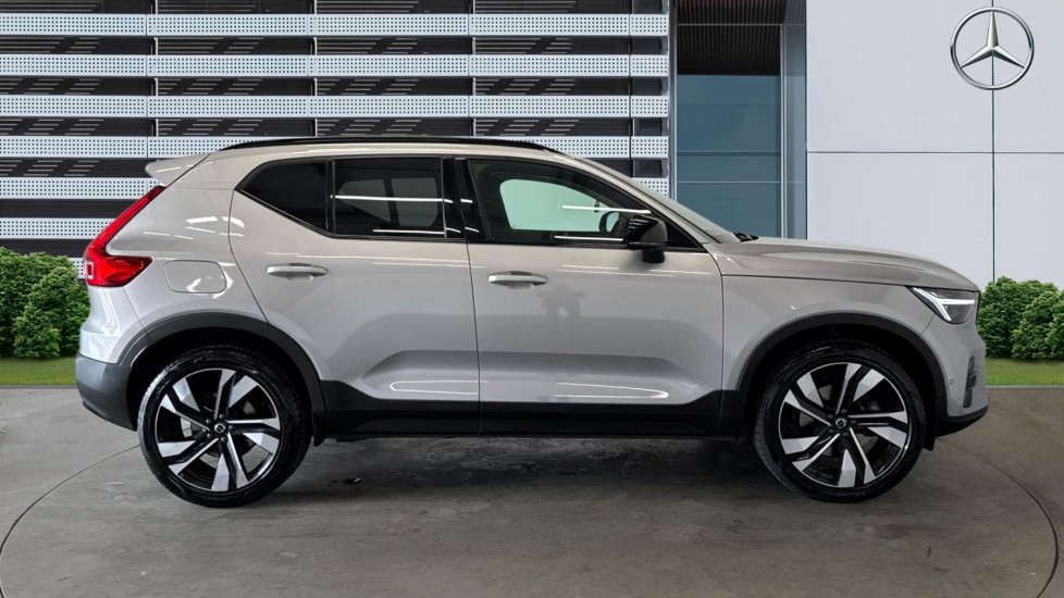Volvo XC40 2.0 B4P Ultra Dark 5dr Auto Petrol Estate - Image 5