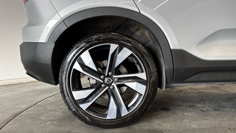Volvo XC40 2.0 B4P Ultra Dark 5dr Auto Petrol Estate - Image 7