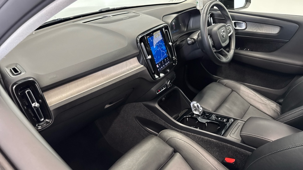 Volvo XC40 2.0 B4P Ultra Dark 5dr Auto Petrol Estate - Image 9