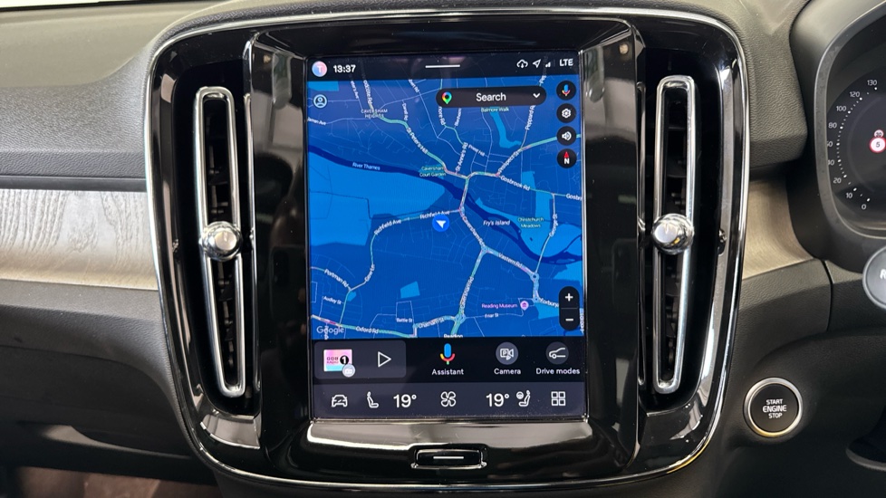 Volvo XC40 2.0 B4P Ultra Dark 5dr Auto Petrol Estate - Image 12