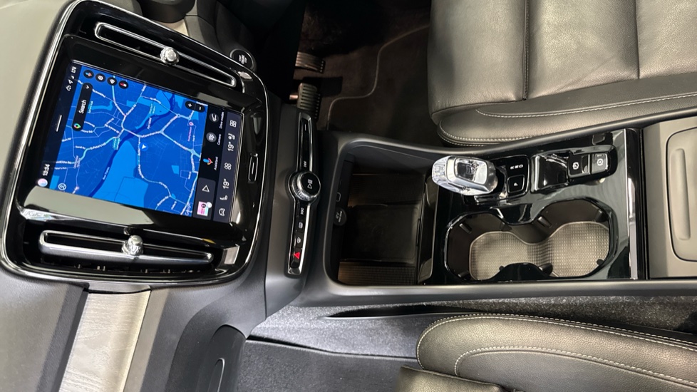 Volvo XC40 2.0 B4P Ultra Dark 5dr Auto Petrol Estate - Image 13
