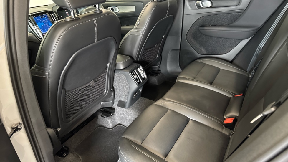 Volvo XC40 2.0 B4P Ultra Dark 5dr Auto Petrol Estate - Image 16