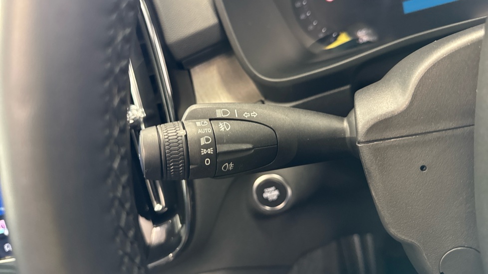 Volvo XC40 2.0 B4P Ultra Dark 5dr Auto Petrol Estate - Image 25
