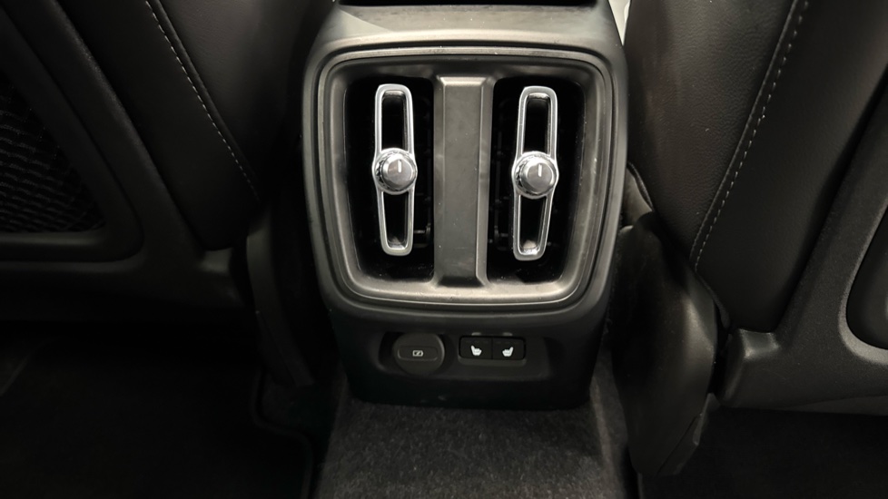 Volvo XC40 2.0 B4P Ultra Dark 5dr Auto Petrol Estate - Image 29