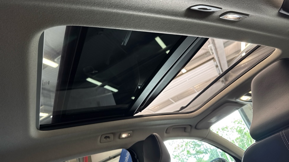 Volvo XC40 2.0 B4P Ultra Dark 5dr Auto Petrol Estate - Image 30