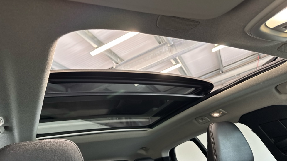 Volvo XC40 2.0 B4P Ultra Dark 5dr Auto Petrol Estate - Image 31