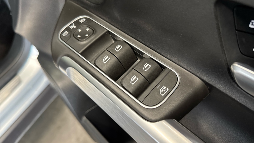 Mercedes-Benz GLB 200d AMG Line Premium Plus 5dr 8G-Tronic Diesel Estate - Image 25
