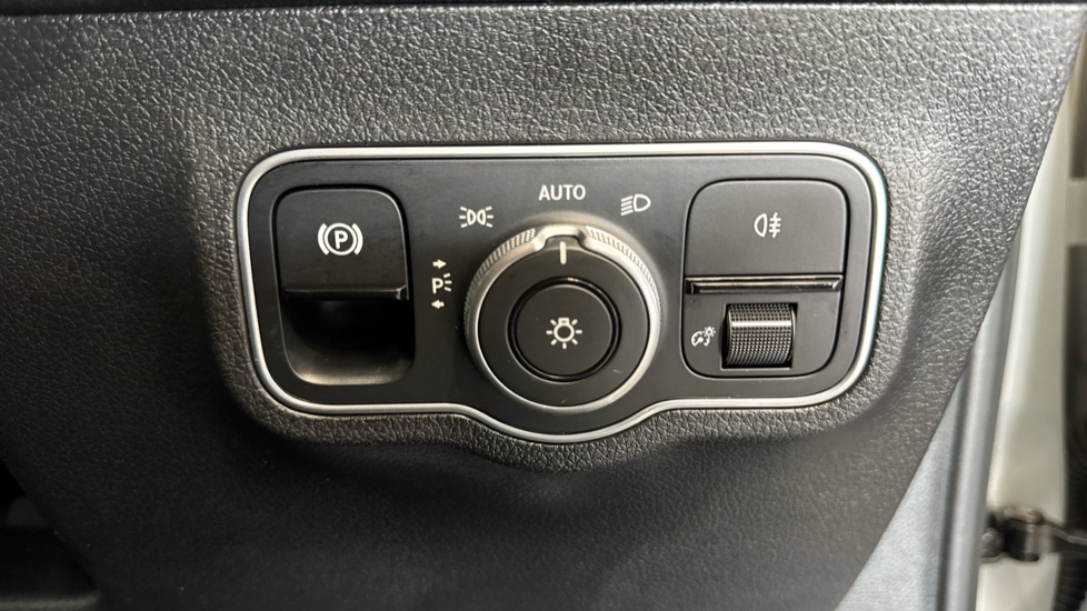 Mercedes-Benz GLB 200d AMG Line Premium Plus 5dr 8G-Tronic Diesel Estate - Image 29