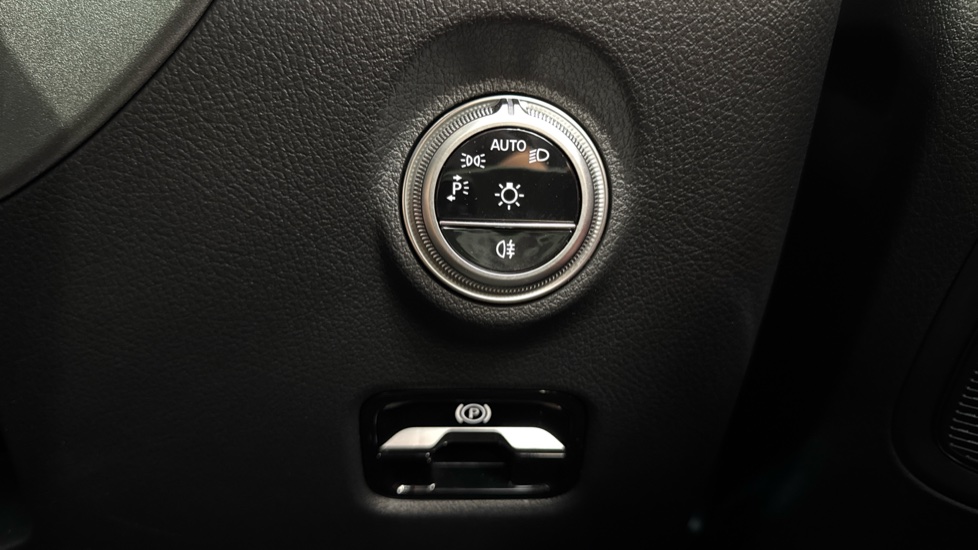 Mercedes-Benz C-Class C200 AMG Line Premium 5dr 9G-Tronic Petrol Estate - Image 27
