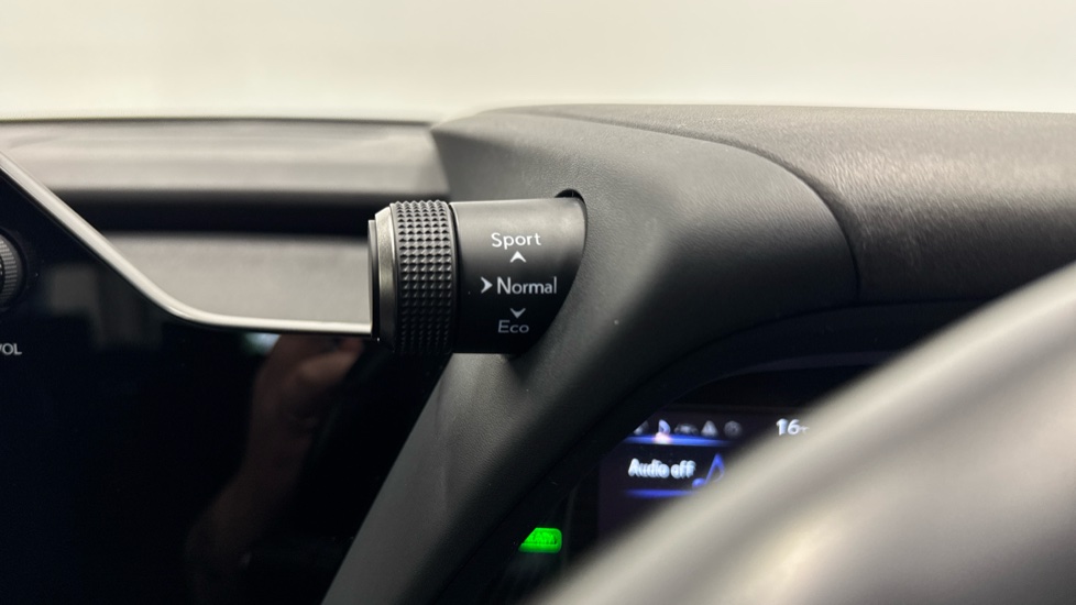 Lexus UX 250h 2.0 F-Sport Design 5dr CVT Hybrid Hatchback - Image 31
