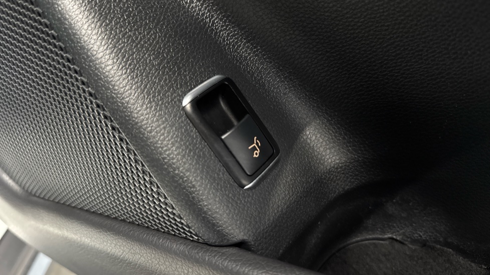 Mercedes-Benz GLA 200 Sport 5dr Petrol Hatchback - Image 25
