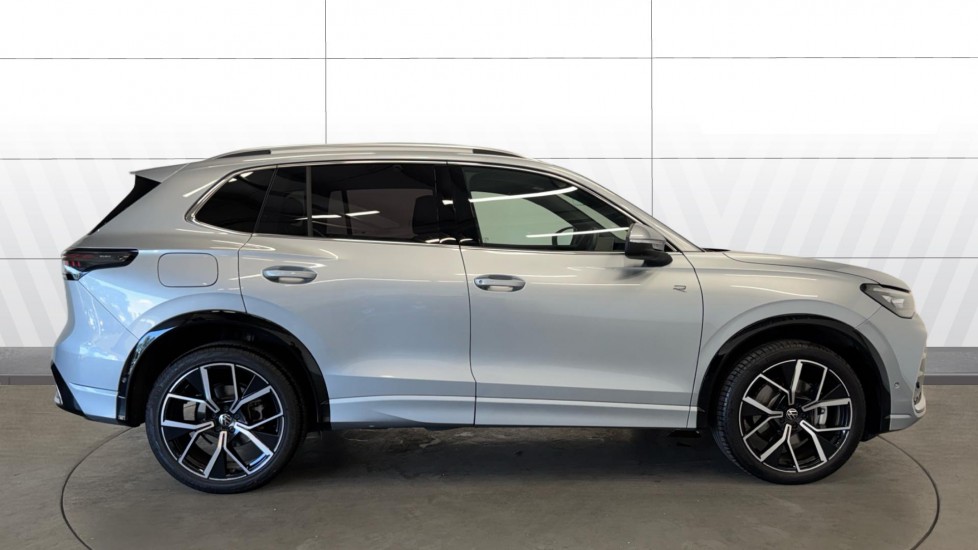 Volkswagen Tiguan 1.5 TSI eHybrid R-Line 5dr DSG Estate - Image 5