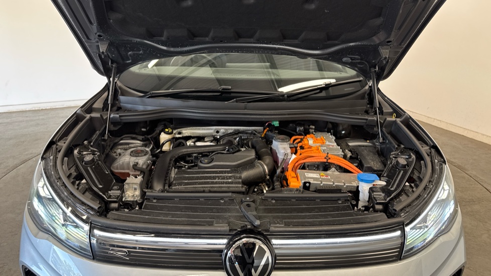 Volkswagen Tiguan 1.5 TSI eHybrid R-Line 5dr DSG Estate - Image 8