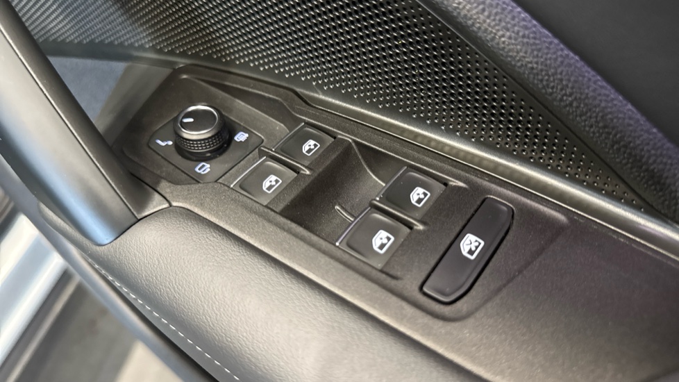 Volkswagen Tiguan 1.5 TSI eHybrid R-Line 5dr DSG Estate - Image 26