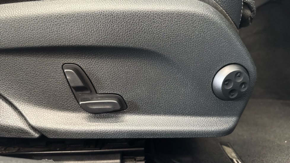 Mercedes-Benz C-Class C220d AMG Line 4dr 9G-Tronic Diesel Saloon - Image 26