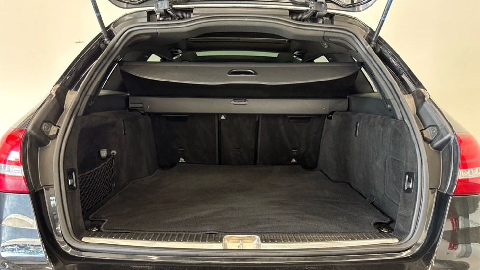 Mercedes-Benz C-Class C250d AMG Line Premium Plus 5dr 9G-Tronic Diesel Estate - Image 4