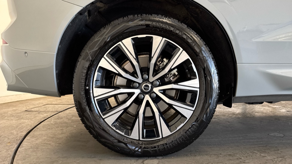 Volvo XC60 2.0 B5P Plus Dark 5dr AWD Geartronic Petrol Estate - Image 7