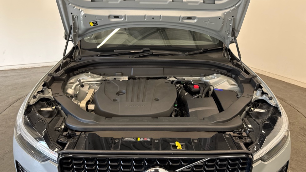 Volvo XC60 2.0 B5P Plus Dark 5dr AWD Geartronic Petrol Estate - Image 8