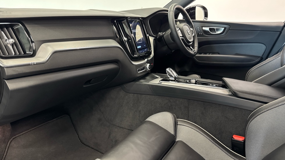 Volvo XC60 2.0 B5P Plus Dark 5dr AWD Geartronic Petrol Estate - Image 9