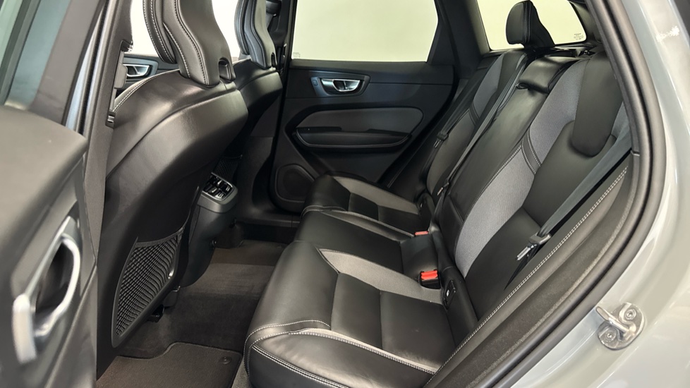 Volvo XC60 2.0 B5P Plus Dark 5dr AWD Geartronic Petrol Estate - Image 16